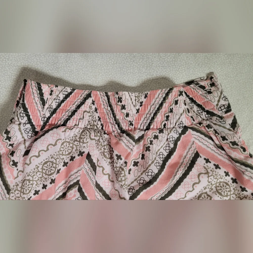 Old Navy Skirt girls size 4T chevron skirt with pockets, 100% Cotton.